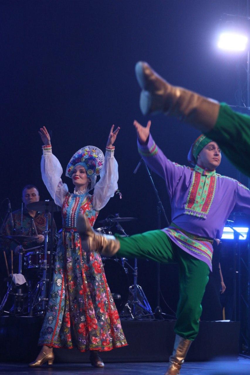 Фото Тысячи фанатов в кокошниках поют «Плывет веночек». В «Сибирь-Арена» с аншлагом проходит грандиозный концерт Надежды Кадышевой. ОНЛАЙН 20